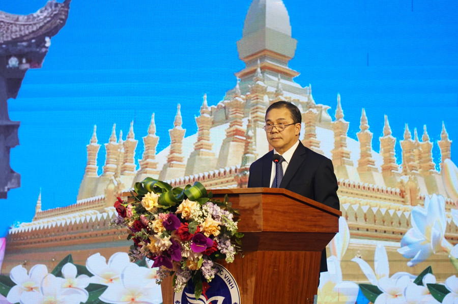 Ông Sẻng-phết Hùng-bun-nhuông - Đại sứ đặc mệnh toàn quyền nước Cộng hòa dân chủ nhân dân Lào tại Việt Nam phát biểu tại hội nghị. Ảnh: Hồ Lài.