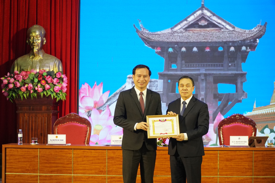 Trao chứng nhận và khen thưởng Trường ĐH Vinh có thành tích xuất sắc trong đào tạo lưu học sinh Lào.