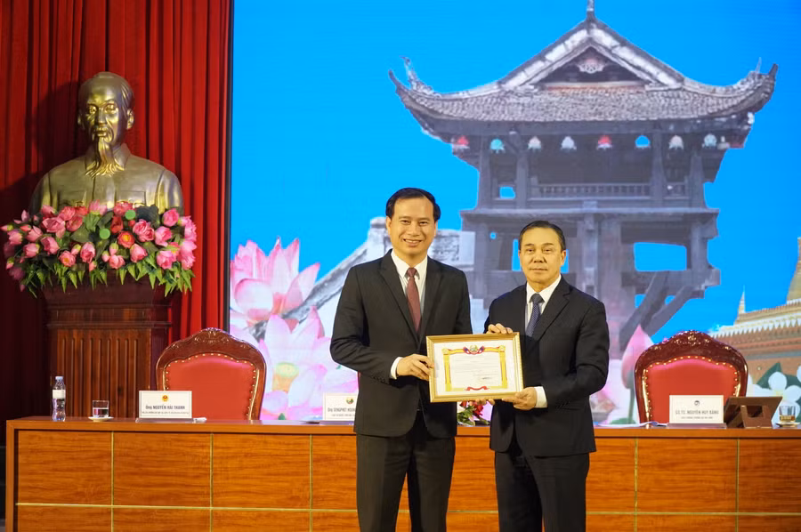 Trao chứng nhận và khen thưởng Trường ĐH Vinh có thành tích xuất sắc trong đào tạo lưu học sinh Lào. Trao chứng nhận và khen thưởng Trường ĐH Vinh có thành tích xuất sắc trong đào tạo lưu học sinh Lào.