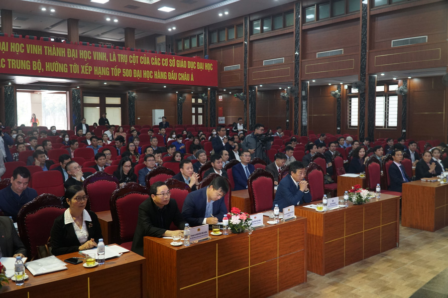 Các đại biểu tham dự Hội nghị tổng kết công tác đào tạo và quản lý lưu học sinh Lào năm học 2020-2021 và 2021-2022; phương hướng kế hoạch năm học 2022-2023 tổ chức tại Trường ĐH Vinh (Nghệ An). Ảnh: Hồ Lài.