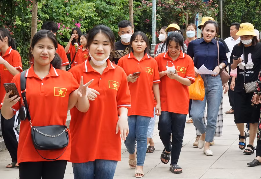 Đoàn học sinh Trường Phổ thông Dân tộc nội trú THCS huyện Tân Sơn háo hức khi được từ Phú Thọ xa xôi về thăm quê Bác ở Nghệ An.