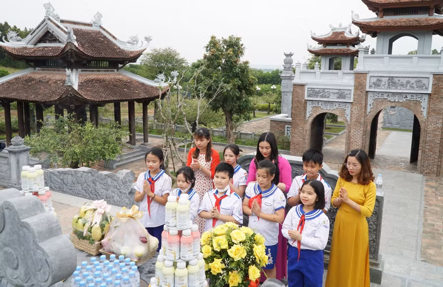 Giáo viên, học sinh đến dâng hương, tham quan tại Đền Chung Sơn - thờ gia tiên Chủ tịch Hồ Chí Minh thuộc cụm di tích núi Chung (huyện Nam Đàn, Nghệ An).