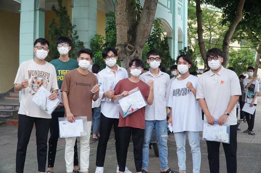 Các bạn thí sinh đặt quyết tâm làm tốt bài thi đầu tiên môn Ngữ văn để có tinh thần, động lực cho môn thi Toán tiếp theo vào chiều nay 7/7. Các bạn thí sinh đặt quyết tâm làm tốt bài thi đầu tiên môn Ngữ văn để có tinh thần, động lực cho môn thi Toán tiếp theo vào chiều nay 7/7.