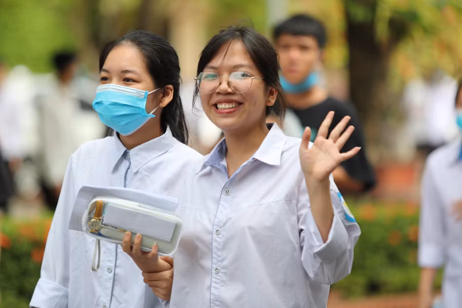 Thí sinh Nghệ An phấn khởi sau khi hoàn thành bài thi môn Ngữ văn sáng ngày 7/7.