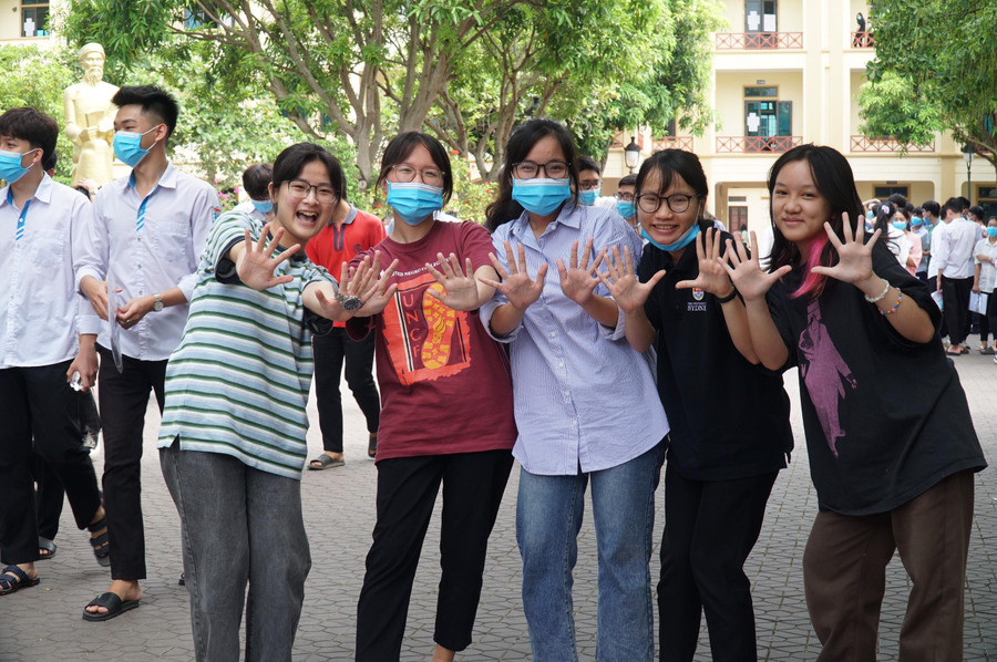 Nhiều thí sinh cho biết làm bài tốt, đề thi vừa sức và tỏ ra phấn khởi khi kết thúc buổi thi đầu tiên. Nhiều thí sinh cho biết làm bài tốt, đề thi vừa sức và tỏ ra phấn khởi khi kết thúc buổi thi đầu tiên.