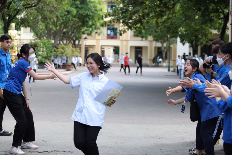 Tâm trạng vui mừng của một trong những thí sinh ra sớm tại điểm thi Trường THPT chuyên Phan Bội Châu (Nghệ An).