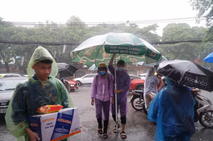 Đoàn thanh niên tình nguyện hỗ trợ, tiếp sức thí sinh trong buổi thi thời tiết mưa to, gió lớn.