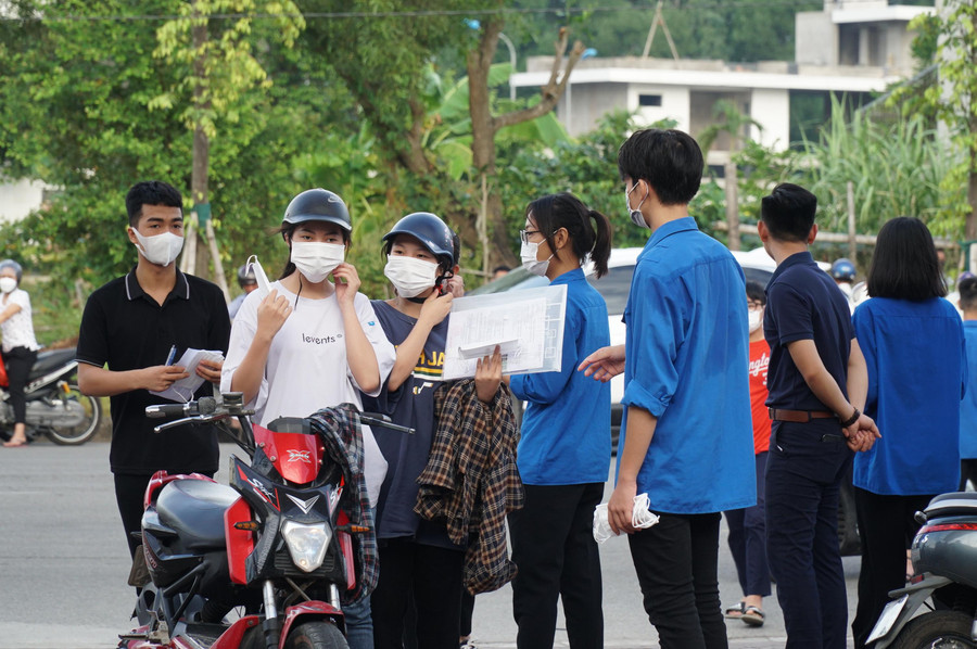Thí sinh đến sớm được đổi khẩu trang mới trước cổng điểm thi Trường THPT Cửa Lò, Nghệ An. Thí sinh đến sớm được đổi khẩu trang mới trước cổng điểm thi Trường THPT Cửa Lò, Nghệ An.