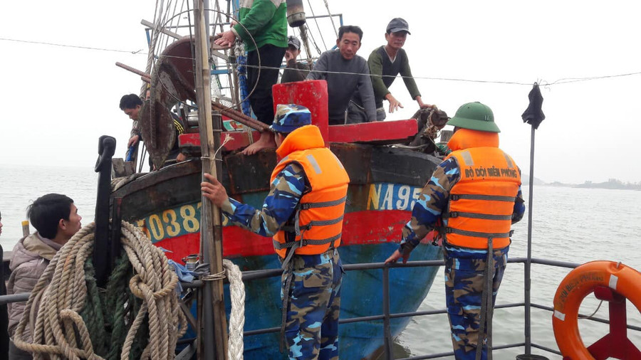 Bộ đội biên phòng Nghệ An tiếp cận và lai dắt tàu về bờ
