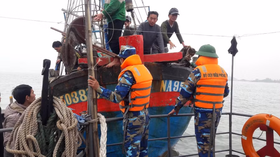 Bộ đội biên phòng Nghệ An tiếp cận và lai dắt tàu về bờ
