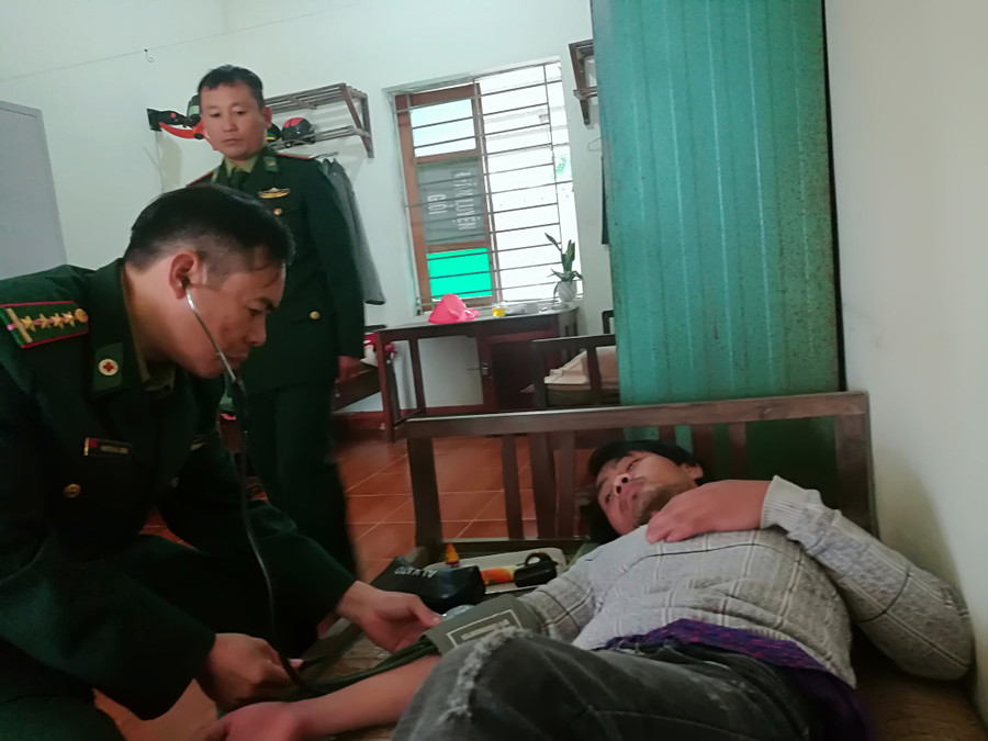 7 thuyền viên tàu NA 93426TS bị chìm đã được cứu sống sau nhiều giờ bám trụ trên biển