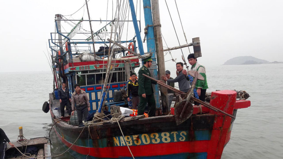 Tàu cá NA 95038TS cùng 7 thuyền viên trên tàu gặp sự cố phải thả trôi trên biển