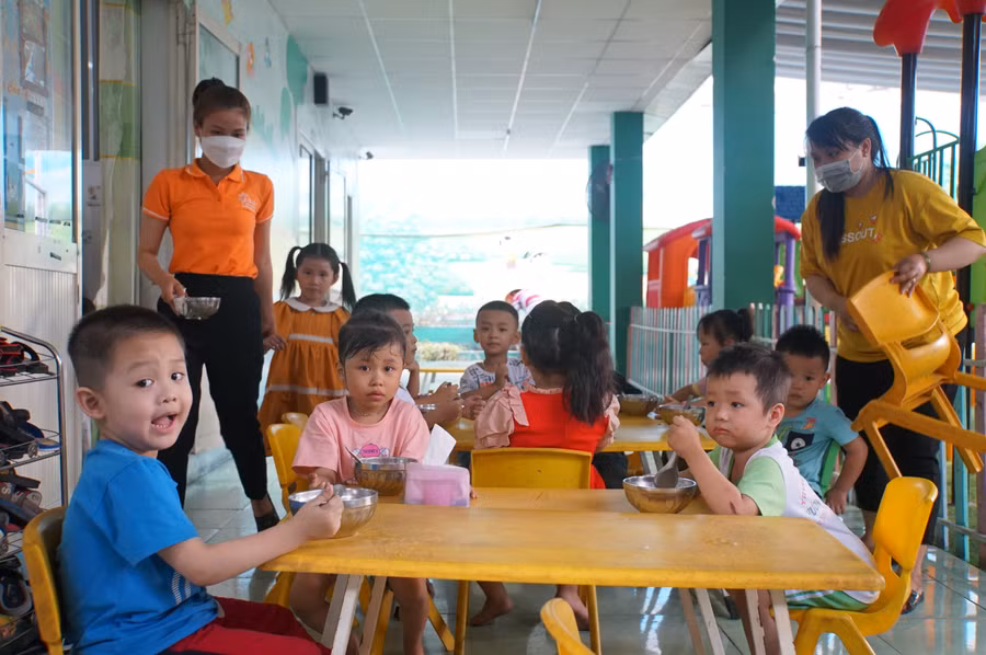 Giáo viên một trường mầm non ở TP Thủ Đức, TPHCM trong giờ cho trẻ ăn trưa tại trường. Ảnh: Mạnh Tùng