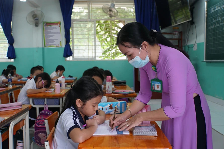 Giáo viên Trường Tiểu học Bông Sao, quận 8, TPHCM trong một tiết dạy. Ảnh: Mạnh Tùng