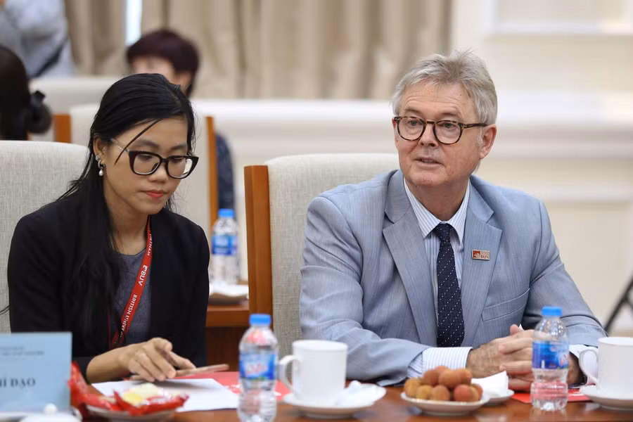 Ông Raymond Gordon, Hiệu trưởng Trường ĐH Anh Quốc Việt Nam tham dự họp báo.