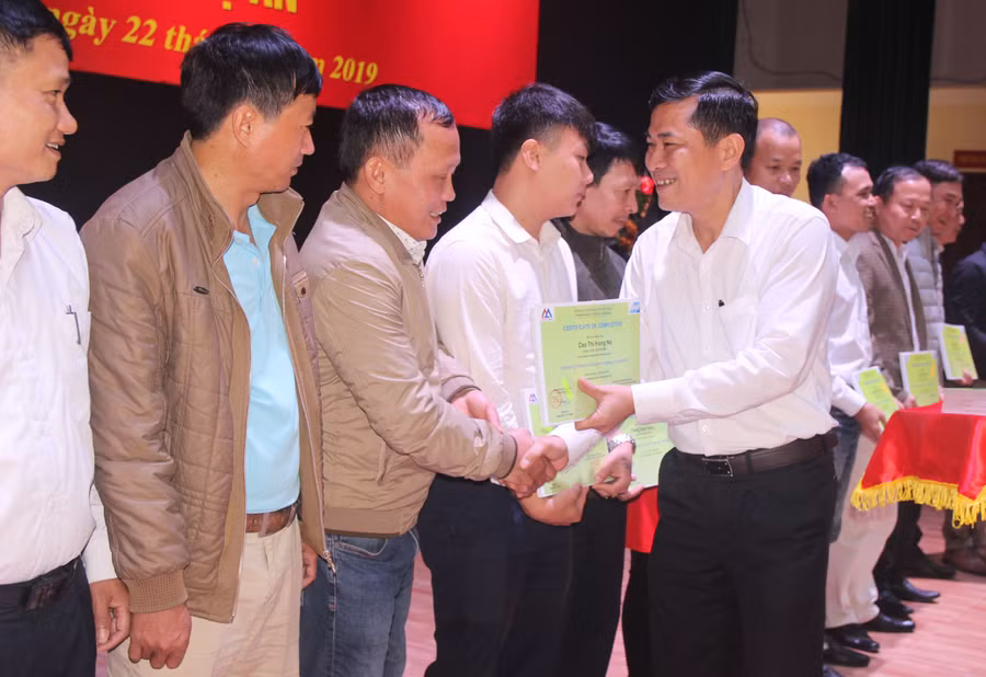 Lãnh đạo Sở GD&ĐT Nghệ An trao chứng chỉ khóa bồi dưỡng năng lực sư phạm cho giáo viên tiếng Anh phổ thông