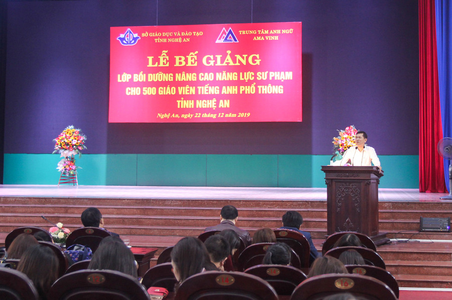 Ông Thái Văn Thành - GĐ Sở GD&ĐT Nghệ An phát biểu tại lễ bế giảng Ông Thái Văn Thành - GĐ Sở GD&ĐT Nghệ An phát biểu tại lễ bế giảng