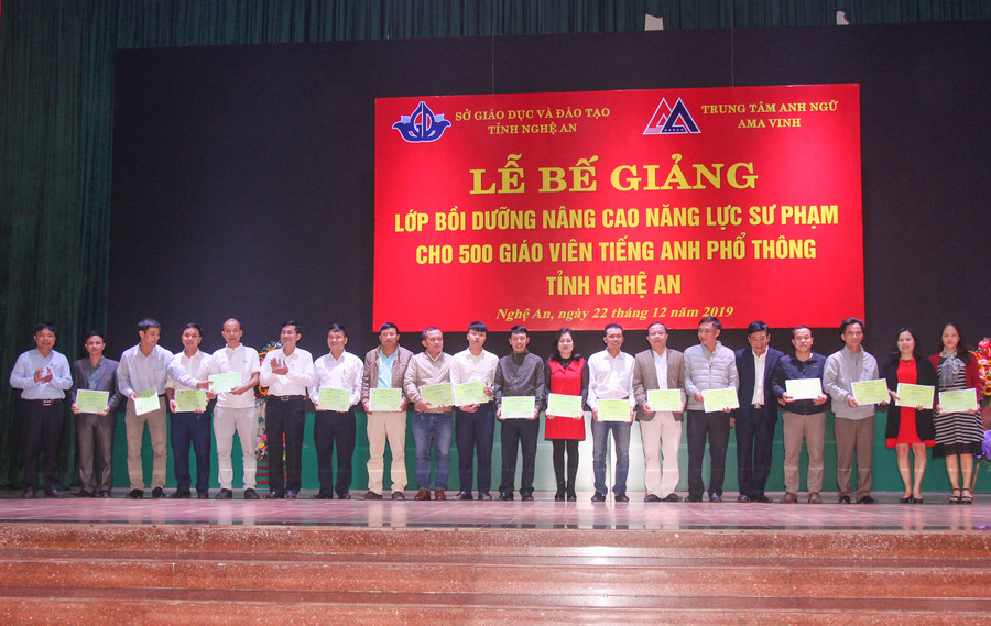 Đại diện các lớp bồi dưỡng nhận chứng chỉ năng lực sư phạm môn tiếng Anh Đại diện các lớp bồi dưỡng nhận chứng chỉ năng lực sư phạm môn tiếng Anh