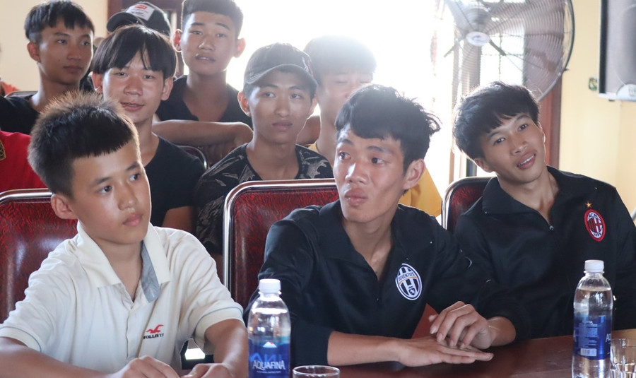 3 thuyền viên Trần Văn Cường, Ngô Sỹ Xô và Lê Văn Chiến về đến quê nhà tại Sơn Hải, Quỳnh Lưu, Nghệ An 3 thuyền viên Trần Văn Cường, Ngô Sỹ Xô và Lê Văn Chiến về đến quê nhà tại Sơn Hải, Quỳnh Lưu, Nghệ An
