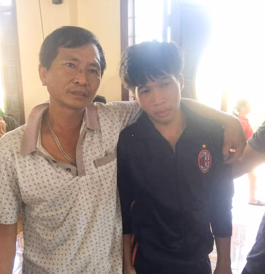 Người thân mừng tủi đón thuyền viên Ngô Sỹ Xô từ cõi chết trở về