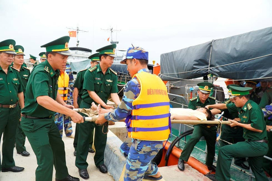 Các thuyền viên được lực lượng cứu hộ đưa lên bờ sau 25 giờ bám trụ trên biển Các thuyền viên được lực lượng cứu hộ đưa lên bờ sau 25 giờ bám trụ trên biển