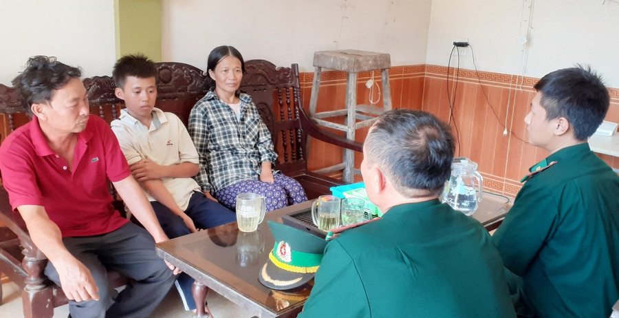 Cán bộ biên phòng thăm hỏi gia đình thuyền viên nhỏ tuổi nhất - emTrần Văn Cường Cán bộ biên phòng thăm hỏi gia đình thuyền viên nhỏ tuổi nhất - emTrần Văn Cường