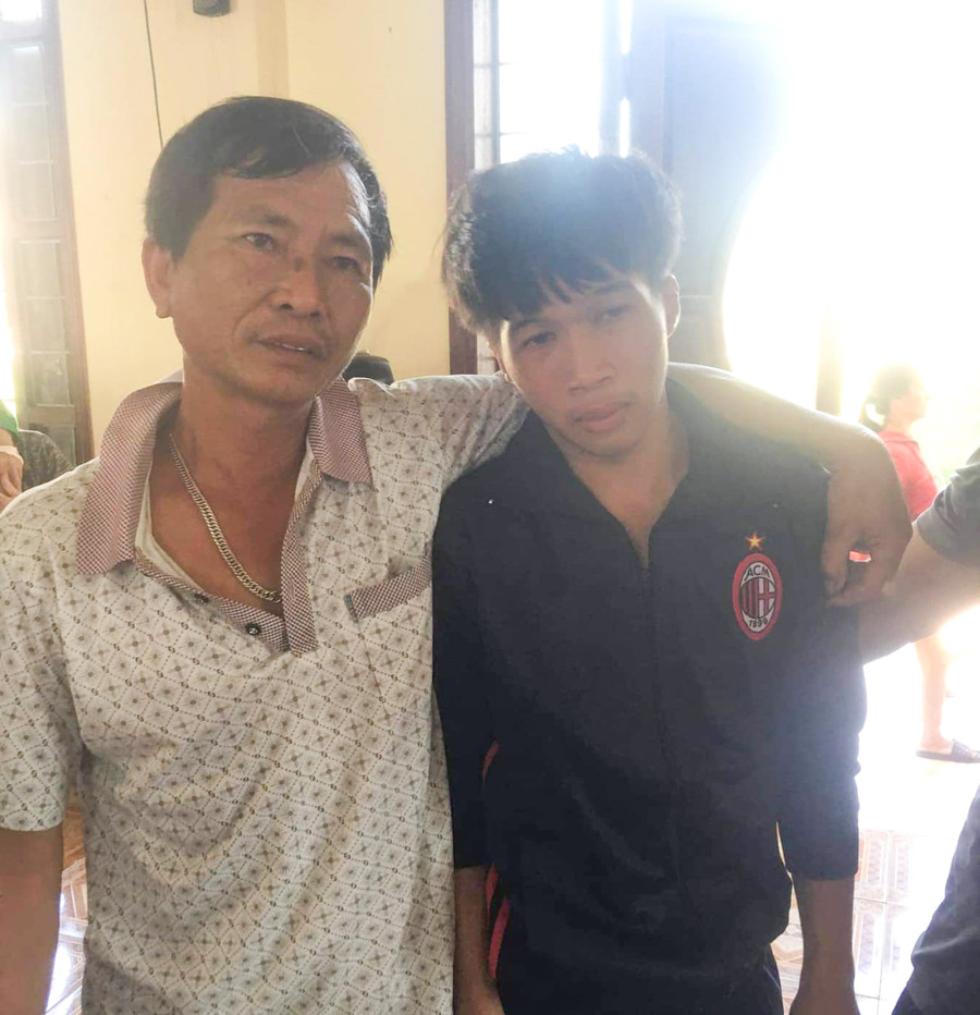 Người thân mừng tủi đón thuyền viên Ngô Sỹ Xô từ cõi chết trở về Người thân mừng tủi đón thuyền viên Ngô Sỹ Xô từ cõi chết trở về