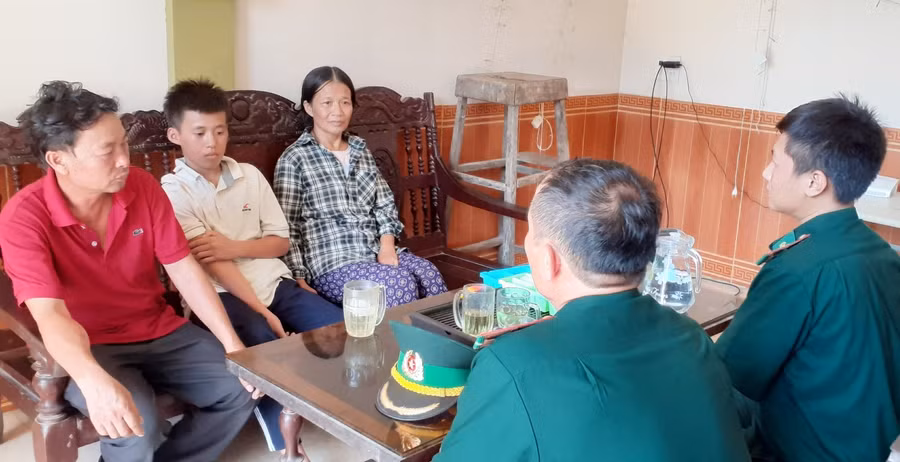 Cán bộ biên phòng thăm hỏi gia đình thuyền viên nhỏ tuổi nhất - emTrần Văn Cường