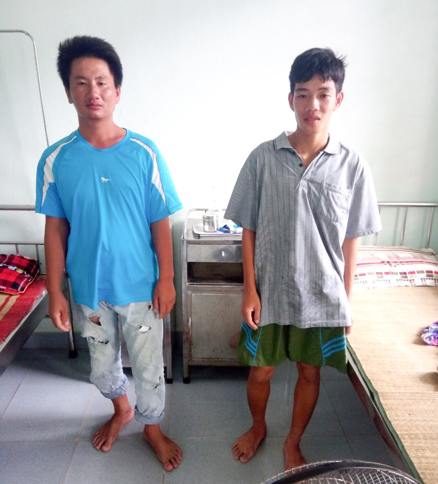 Thuyền viên Phạm Văn Hoàng (áo xanh) sau khi được tàu biên phòng Quảng Trị cứu sống. Thuyền viên Phạm Văn Hoàng (áo xanh) sau khi được tàu biên phòng Quảng Trị cứu sống.