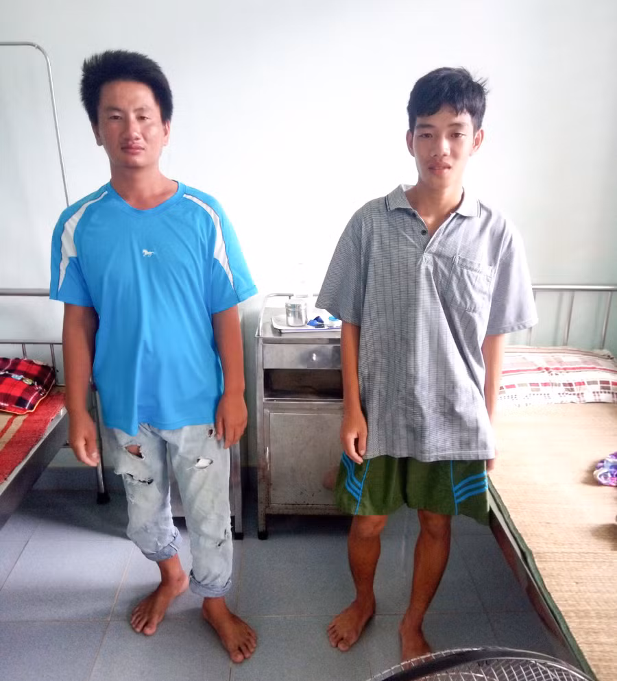 Thuyền viên Phạm Văn Hoàng (áo xanh) sau khi được tàu biên phòng Quảng Trị cứu sống.