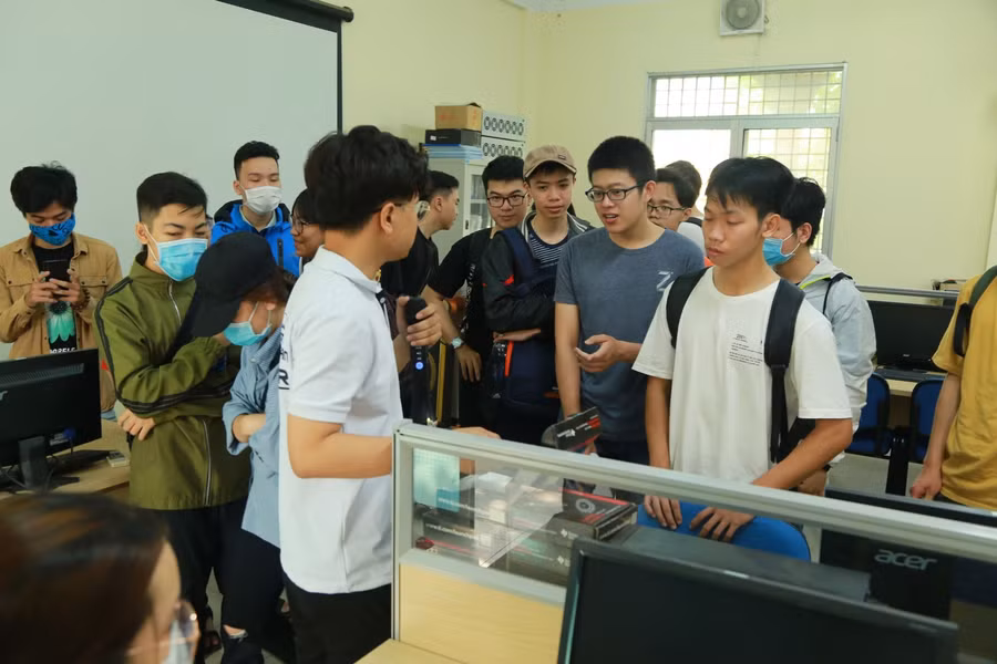 Học sinh THPT Đà Nẵng trải nghiệm chương trình Một ngày làm SV tại Trường ĐH Bách khoa, ĐH Đà Nẵng