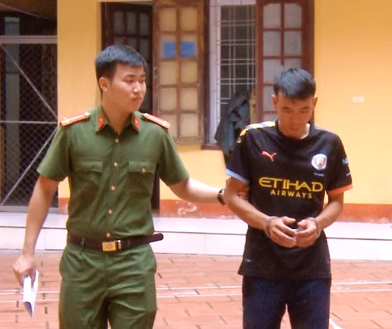 Nguyễn Văn Bằng bị áp giải về cơ quan công an. Ảnh: Công an Thanh Hóa cung cấp.