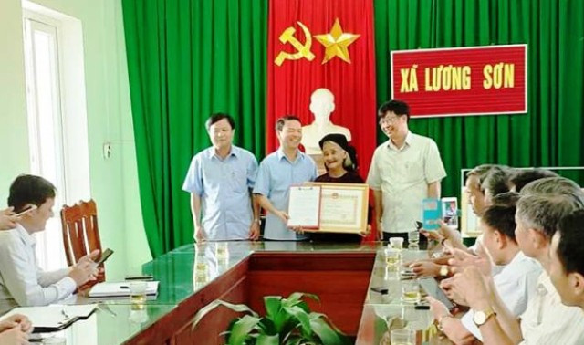 Cụ Mơ nhận Bằng khen của Chủ tịch UBND tỉnh Thanh Hóa. Cụ Mơ nhận Bằng khen của Chủ tịch UBND tỉnh Thanh Hóa.