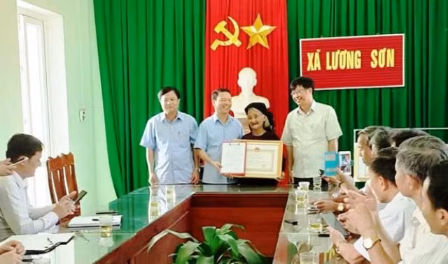 Cụ Mơ nhận Bằng khen của Chủ tịch UBND tỉnh Thanh Hóa.