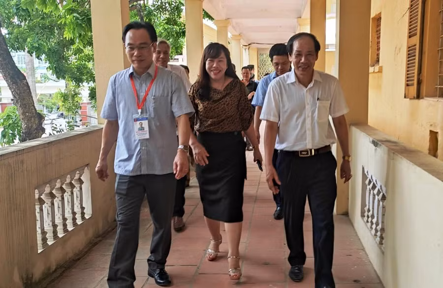 Đoàn công tác của Bộ GD&amp;ĐT do Thứ trưởng Hoàng Minh Sơn dẫn đầu, đi kiểm tra công tác chuẩn bị Kỳ thi tốt nghiệp THPT 2022 tại Trường THPT Đào Duy Từ (TP Thanh Hóa).