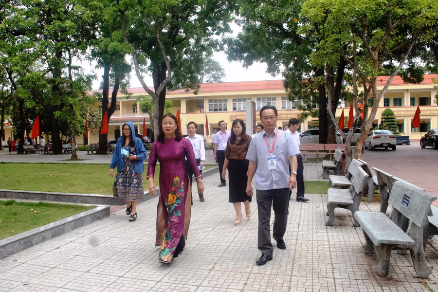 Thứ trưởng Bộ GD&ĐT Hoàng Minh Sơn kiểm tra công tác chuẩn bị thi tốt nghiệp THPT 2022 tại Trường THPT Tĩnh Gia 1 (Thanh Hóa).