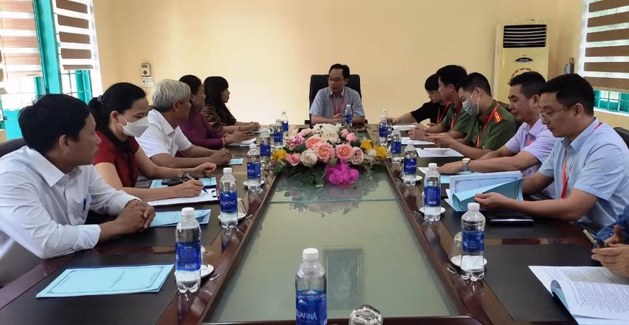 Thứ trưởng và đoàn công tác làm việc với Trường THPT Tĩnh Gia 1.