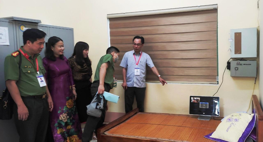 Thứ trưởng Hoàng Minh Sơn kiểm tra phòng bảo vệ đề thì, bài thi tại Trường THPT Tĩnh Gia 1 (thị xã Nghi Sơn, Thanh Hóa). Thứ trưởng Hoàng Minh Sơn kiểm tra phòng bảo vệ đề thì, bài thi tại Trường THPT Tĩnh Gia 1 (thị xã Nghi Sơn, Thanh Hóa).