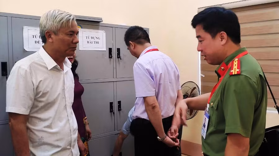 Đại diện Bộ Công an tham gia đoàn công tác với Thứ trưởng Hoàng Minh Sơn trao đổi cùng ông Nguyễn Ngọc Dũng - Chanh Thanh tra Sở GD&amp;ĐT Thanh Hóa về công tác bảo mật đề thi sắp tới.