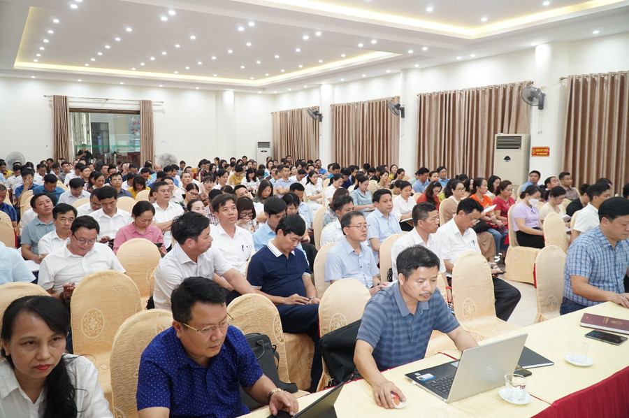 Chương trình tập huấn có sự tham gia của lãnh đạo các Trường Tiểu học, THCS, THPT trên địa bàn tỉnh Nghệ An cùng trao đổi, chia sẻ. Ảnh: Hồ Lài.