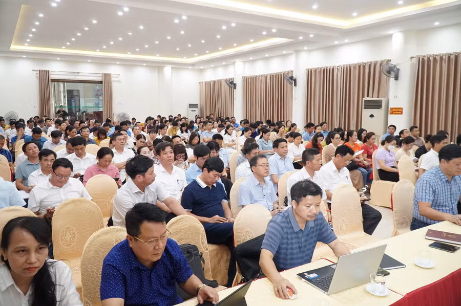Chương trình tập huấn có sự tham gia của lãnh đạo các Trường Tiểu học, THCS, THPT trên địa bàn tỉnh Nghệ An cùng trao đổi, chia sẻ. Ảnh: Hồ Lài.