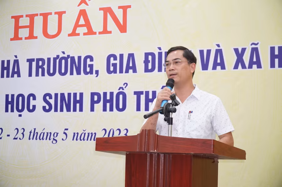 Ông Nguyễn Văn Khoa – Phó Giám đốc Sở GD&amp;ĐT Nghệ an nhấn mạnh vai trò đặc biệt của việc phối hợp nhà trường, gia đình, xã hội trong giáo dục toàn diện học sinh. Ảnh: Hồ Lài.