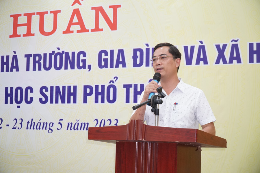 Ông Nguyễn Văn Khoa – Phó Giám đốc Sở GD&amp;ĐT Nghệ an nhấn mạnh vai trò đặc biệt của việc phối hợp nhà trường, gia đình, xã hội trong giáo dục toàn diện học sinh. Ảnh: Hồ Lài.
