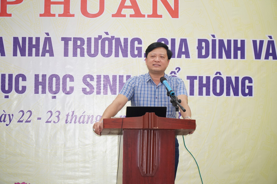 PGS.TS. Giảng viên cao cấp Phạm Mạnh Hà, Giám đốc Trung tâm hợp tác đào tạo bồi dưỡng - Trường Đại học Giáo dục, Đại học Quốc gia Hà Nội đứng lớp tập huấn. Ảnh: Hồ Lài.