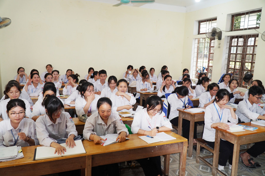 Các bạn học sinh lớp 12A13 Trường THPT Hoàng Mai (thị xã Hoàng Mai, Nghệ An). Ảnh: Hồ Lài. Các bạn học sinh lớp 12A13 Trường THPT Hoàng Mai (thị xã Hoàng Mai, Nghệ An). Ảnh: Hồ Lài.