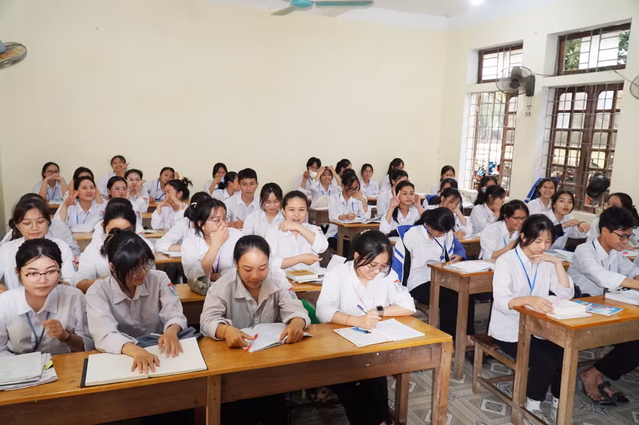Các bạn học sinh lớp 12A13 Trường THPT Hoàng Mai (thị xã Hoàng Mai, Nghệ An). Ảnh: Hồ Lài.