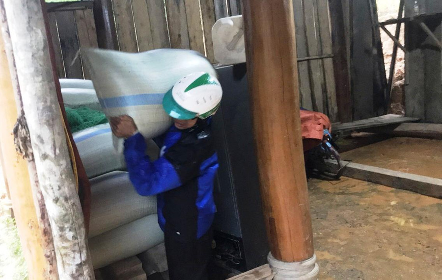 Người dân ở xã Thanh Phong, huyện Như Xuân di dời tài sản khi nước lũ dâng cao.