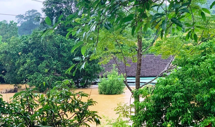 Nước ngập sát mái ngói một nhà dân ở huyện Như Xuân (Thanh Hóa).