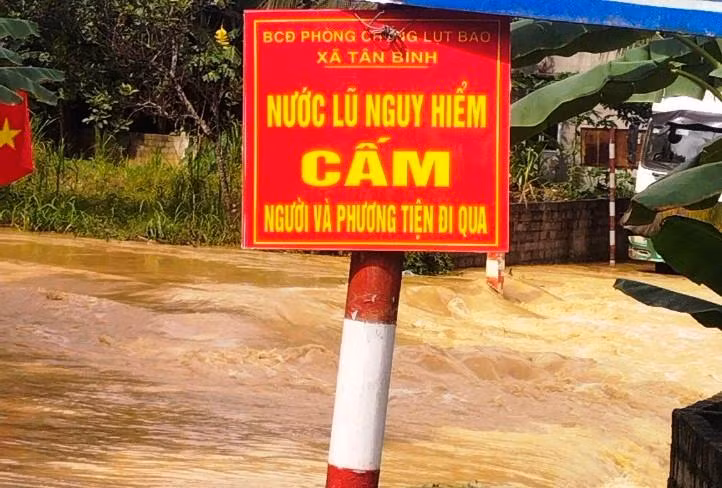 Ngầm tràn ở xã Tân Bình, huyện Như Xuân (Thanh Hóa) bị ngập sâu trong nước lũ.