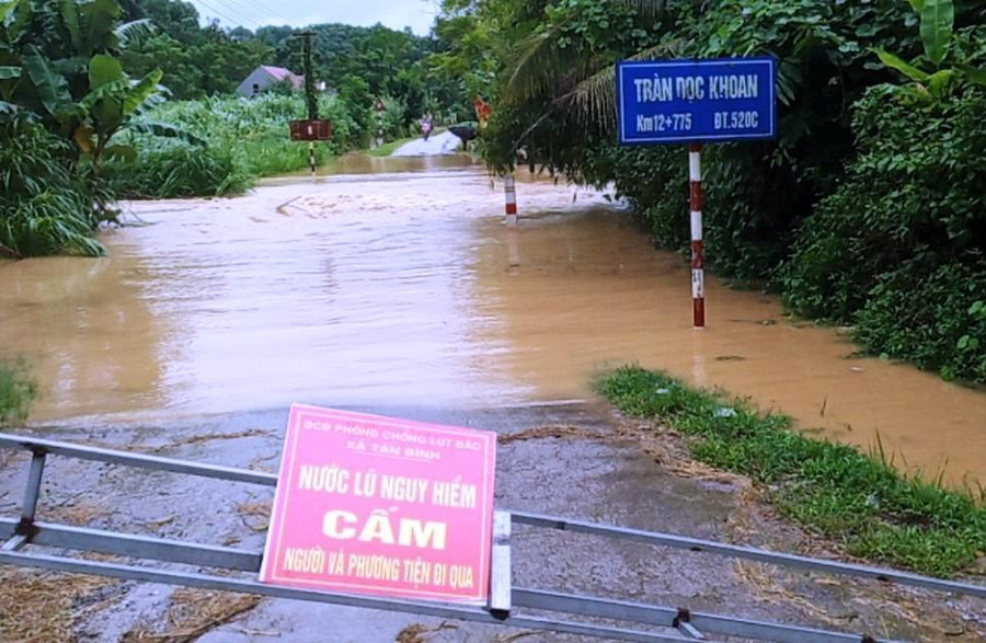Đường giao thông ở xã Tân Bình, huyện Như Xuân bị ngập sâu trong nước.